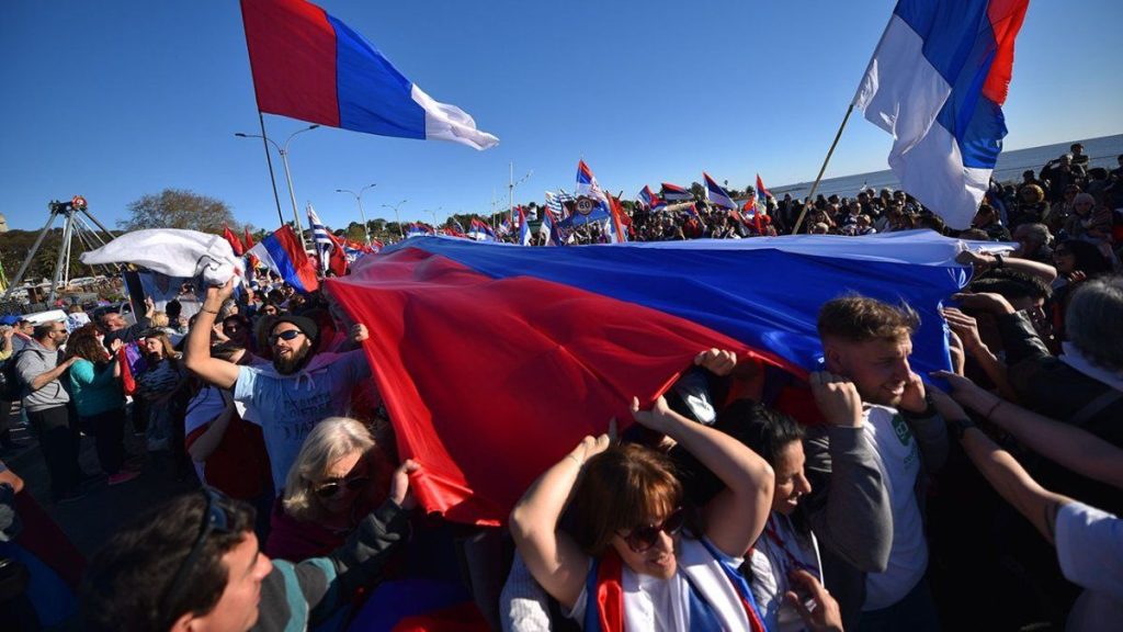 frente-amplio-banderazo-rambla-archivo-focouyjpg